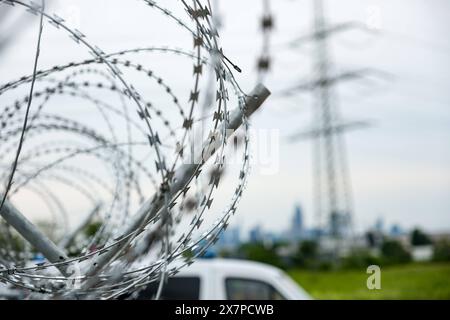 DER, Prozess gegen mutmaßliche Reichsbuerger Gruppe um Heinrich XIII. Prinz Reuß, Frankfurt am Main, 21.05.2024. Außenansicht von dem provisorischen Gerichtssaal, GER, Prozess gegen mutmaßliche Reichsbuerger Gruppe um Heinrich XIII. Prinz Reuß, Frankfurt am Main, 21.05.2024. *** DE, Prozess gegen angebliche Reichsbüchergruppe um Heinrich XIII. Fürst Reuß, Frankfurt am Main, 21 05 2024 Außenansicht des vorläufigen Gerichtssaals, GER, Prozess gegen angebliche Reichsbüchergruppe um Heinrich XIII. Fürst Reuß, Frankfurt am Main, 21 05 2024 Copyright: XEibner-Pressefoto/FlorianxWieganx EP FWD Stockfoto