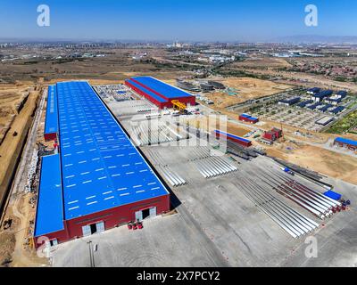 (240521) -- BAOTOU, 21. Mai 2024 (Xinhua) -- ein Luftdrohnenfoto vom 11. Mai 2024 zeigt Windturbinenschaufeln bei einem Hersteller von Windkraftanlagen in Baotou, nordchinesischer autonomer Region Innere Mongolei. Baotou City liegt in der autonomen Region Innere Mongolei im Norden Chinas und am Gelben Fluss und hat eine lange Geschichte und reiche kulturelle Ressourcen. An der Kreuzung von nomadischer Zivilisation und landwirtschaftlicher Zivilisation können Sie hier eine Mischung aus Kultur probieren. Die Baogang Group, eine der frühesten Stahlproduktionsstandorte Chinas, hat die Stadt als „Stahlstadt auf Grasland“ bekannt gemacht. Als alt Stockfoto