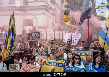 18. Mai 2024, Lemberg, Ukraine: Während des Protestes im Zentrum von Lemberg halten die Menschen Banner mit leuchtenden Rauchfackeln. Verwandte und Freunde von Gefangenen von Mariupol, die Banner und Fahnen hielten, nahmen an der „Don't still“ Teil. Erlebe Kills. Zwei Jahre Gefangenenprotest in Lemberg. Die Veranstaltung, die vom Verband der Familien der Verteidiger von Azovstal organisiert wurde, feierte den Jahrestag der Gefangenschaft ukrainischer Verteidiger aus dem Werk Azovstal. Am 20. Mai 2022 verließen diese Verteidiger das Werk und wurden von den Russen gefangen genommen. Über 2.000 ukrainische Soldaten bleiben in Gefangenschaft un Stockfoto