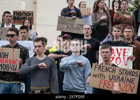 18. Mai 2024, Lemberg, Ukraine: Menschen mit Spruchbändern während des Protestes im Zentrum von Lemberg. Verwandte und Freunde von Gefangenen von Mariupol, die Banner und Fahnen hielten, nahmen an der „Don't still“ Teil. Erlebe Kills. Zwei Jahre Gefangenenprotest in Lemberg. Die Veranstaltung, die vom Verband der Familien der Verteidiger von Azovstal organisiert wurde, feierte den Jahrestag der Gefangenschaft ukrainischer Verteidiger aus dem Werk Azovstal. Am 20. Mai 2022 verließen diese Verteidiger das Werk und wurden von den Russen gefangen genommen. Mehr als 2.000 ukrainische Soldaten bleiben unter schrecklicher Bedingung in Gefangenschaft Stockfoto