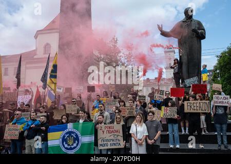 18. Mai 2024, Lemberg, Ukraine: Während des Protestes im Zentrum von Lemberg halten die Menschen Banner mit leuchtenden Rauchfackeln. Verwandte und Freunde von Gefangenen von Mariupol, die Banner und Fahnen hielten, nahmen an der „Don't still“ Teil. Erlebe Kills. Zwei Jahre Gefangenenprotest in Lemberg. Die Veranstaltung, die vom Verband der Familien der Verteidiger von Azovstal organisiert wurde, feierte den Jahrestag der Gefangenschaft ukrainischer Verteidiger aus dem Werk Azovstal. Am 20. Mai 2022 verließen diese Verteidiger das Werk und wurden von den Russen gefangen genommen. Über 2.000 ukrainische Soldaten bleiben in Gefangenschaft un Stockfoto