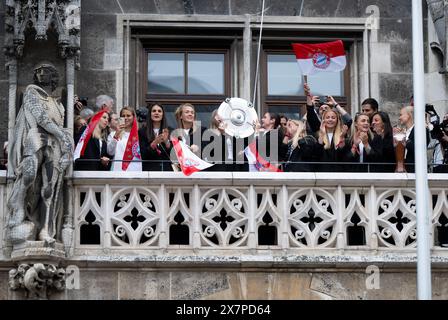 München, Deutschland. Mai 2024. Fußball: Bundesliga, Frauen, Empfang des Deutschen Champions FC Bayern München im Rathaus. Die Spieler des FC Bayern jubeln mit der Meisterschafttrophäe auf dem Rathausbalkon. Quelle: Sven Hoppe/dpa/Alamy Live News Stockfoto