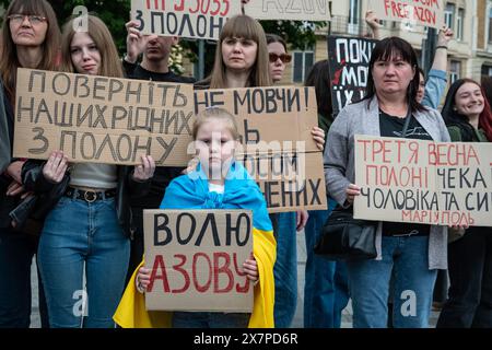 18. Mai 2024, Lemberg, Ukraine: Menschen mit Spruchbändern während des Protestes im Zentrum von Lemberg. Verwandte und Freunde von Gefangenen von Mariupol, die Banner und Fahnen hielten, nahmen an der „Don't still“ Teil. Erlebe Kills. Zwei Jahre Gefangenenprotest in Lemberg. Die Veranstaltung, die vom Verband der Familien der Verteidiger von Azovstal organisiert wurde, feierte den Jahrestag der Gefangenschaft ukrainischer Verteidiger aus dem Werk Azovstal. Am 20. Mai 2022 verließen diese Verteidiger das Werk und wurden von den Russen gefangen genommen. Mehr als 2.000 ukrainische Soldaten bleiben unter schrecklicher Bedingung in Gefangenschaft Stockfoto