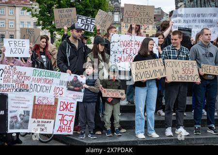 18. Mai 2024, Lemberg, Ukraine: Menschen mit Spruchbändern während des Protestes im Zentrum von Lemberg. Verwandte und Freunde von Gefangenen von Mariupol, die Banner und Fahnen hielten, nahmen an der „Don't still“ Teil. Erlebe Kills. Zwei Jahre Gefangenenprotest in Lemberg. Die Veranstaltung, die vom Verband der Familien der Verteidiger von Azovstal organisiert wurde, feierte den Jahrestag der Gefangenschaft ukrainischer Verteidiger aus dem Werk Azovstal. Am 20. Mai 2022 verließen diese Verteidiger das Werk und wurden von den Russen gefangen genommen. Mehr als 2.000 ukrainische Soldaten bleiben unter schrecklicher Bedingung in Gefangenschaft Stockfoto