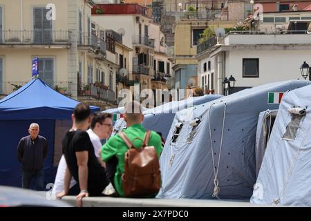 Pozzuoli, Italien, 21. Mai 2024. Die Zeltstadt in Pozzuoli wurde vom italienischen Katastrophenschutz errichtet, um die Vertriebenen (über 36 Familien) nach dem starken Erdbeben in der vergangenen Nacht in den Gebieten Pozzuoli, Campi Flegrei und Neapel zu beherbergen, das leichte Schäden an den Gebäuden verursachte. Quelle: Marco Cantile/Alamy Live News Stockfoto