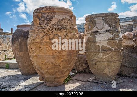 Kouloures alias pithos (pithoi) Lagercontainer, Palast von Minos in Knossos, in der Nähe von Heraklion (Iraklio, Iraklion), Zentralkreta, Griechenland Stockfoto