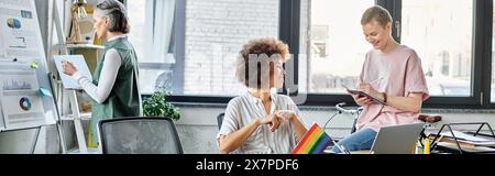 Viele verschiedene Frauen arbeiten gemeinsam an ihrem Projekt im Büro. Stockfoto