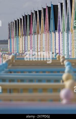 Hübsche bunte Strandhütten am West Mersea Beach in Essex UK. Stockfoto