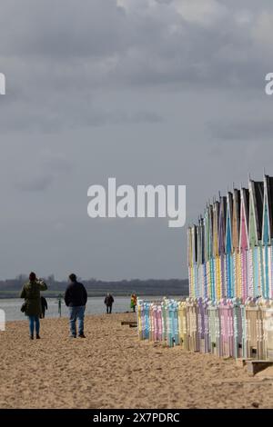 Hübsche bunte Strandhütten am West Mersea Beach in Essex UK. Stockfoto