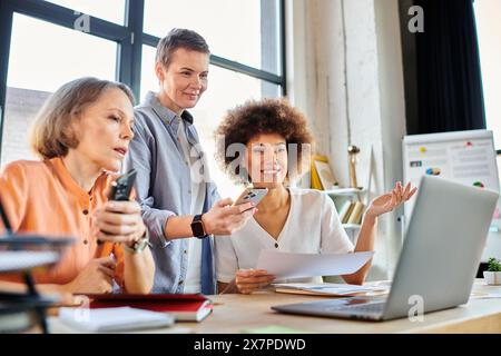 Verschiedene Geschäftsfrauen versammelten sich um einen Laptop und nahmen an einer gemeinsamen Arbeitssitzung Teil. Stockfoto