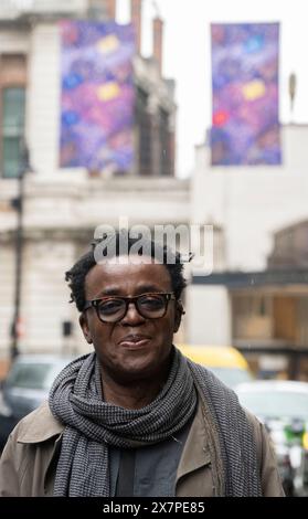 Cork Street, London, Großbritannien. Mai 2024. Sir John Akomfrah (im Bild) mit seinem neuen Werk The Secret Life of Memorable Things (2024), das in der Cork Street für das London Gallery Weekend enthüllt wird, und besteht aus fünf Zeilen doppelseitiger Banner auf der Cork Street, mit drei Bannern pro Zeile und insgesamt 30 Einzelkunstwerken, wodurch eine Ausstellung von Norden nach Süden und eine weitere von Süden nach Norden entsteht. Es folgt auf die Präsentation des Künstlers auf der Biennale in Venedig, Hearing All Night to the Rain, die vom British Council für den British Pavilion in Auftrag gegeben wurde. C Stockfoto