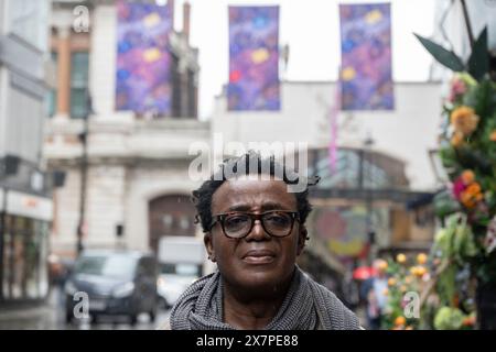 Cork Street, London, Großbritannien. Mai 2024. Sir John Akomfrah (im Bild) mit seinem neuen Werk The Secret Life of Memorable Things (2024), das in der Cork Street für das London Gallery Weekend enthüllt wird, und besteht aus fünf Zeilen doppelseitiger Banner auf der Cork Street, mit drei Bannern pro Zeile und insgesamt 30 Einzelkunstwerken, wodurch eine Ausstellung von Norden nach Süden und eine weitere von Süden nach Norden entsteht. Es folgt auf die Präsentation des Künstlers auf der Biennale in Venedig, Hearing All Night to the Rain, die vom British Council für den British Pavilion in Auftrag gegeben wurde. C Stockfoto