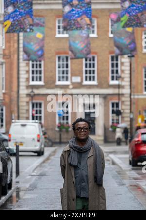 Cork Street, London, Großbritannien. Mai 2024. Sir John Akomfrah (im Bild) mit seinem neuen Werk The Secret Life of Memorable Things (2024), das in der Cork Street für das London Gallery Weekend enthüllt wird, und besteht aus fünf Zeilen doppelseitiger Banner auf der Cork Street, mit drei Bannern pro Zeile und insgesamt 30 Einzelkunstwerken, wodurch eine Ausstellung von Norden nach Süden und eine weitere von Süden nach Norden entsteht. Es folgt auf die Präsentation des Künstlers auf der Biennale in Venedig, Hearing All Night to the Rain, die vom British Council für den British Pavilion in Auftrag gegeben wurde. C Stockfoto