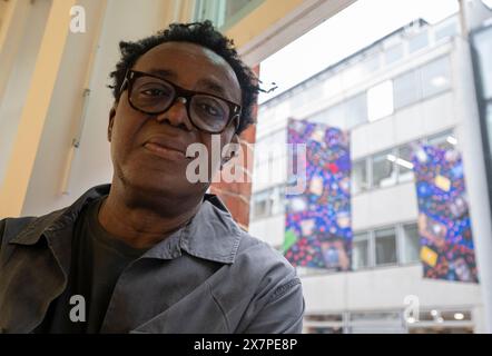 Cork Street, London, Großbritannien. Mai 2024. Sir John Akomfrah (im Bild) mit seinem neuen Werk The Secret Life of Memorable Things (2024), das in der Cork Street für das London Gallery Weekend enthüllt wird, und besteht aus fünf Zeilen doppelseitiger Banner auf der Cork Street, mit drei Bannern pro Zeile und insgesamt 30 Einzelkunstwerken, wodurch eine Ausstellung von Norden nach Süden und eine weitere von Süden nach Norden entsteht. Es folgt auf die Präsentation des Künstlers auf der Biennale in Venedig, Hearing All Night to the Rain, die vom British Council für den British Pavilion in Auftrag gegeben wurde. C Stockfoto