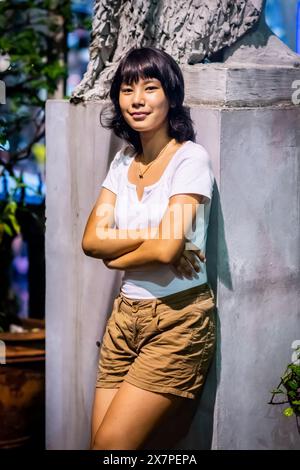 Ein hübsches junges philippinisches Mädchen steht vor der Kirche Santo Nino de Tondo im Tondo District, Manila, den Philippinen. Stockfoto