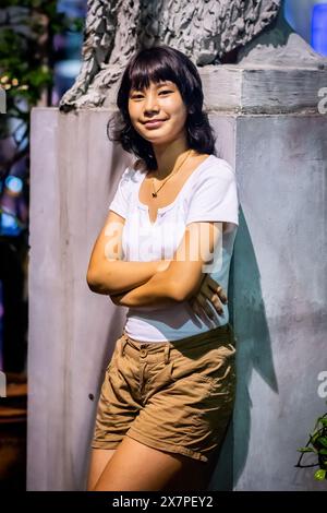 Ein hübsches junges philippinisches Mädchen steht vor der Kirche Santo Nino de Tondo im Tondo District, Manila, den Philippinen. Stockfoto