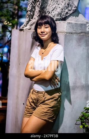 Ein hübsches junges philippinisches Mädchen steht vor der Kirche Santo Nino de Tondo im Tondo District, Manila, den Philippinen. Stockfoto