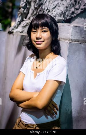 Ein hübsches junges philippinisches Mädchen steht vor der Kirche Santo Nino de Tondo im Tondo District, Manila, den Philippinen. Stockfoto