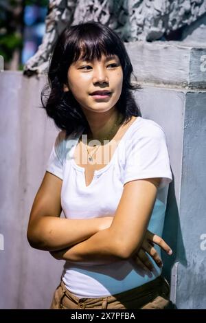 Ein hübsches junges philippinisches Mädchen steht vor der Kirche Santo Nino de Tondo im Tondo District, Manila, den Philippinen. Stockfoto