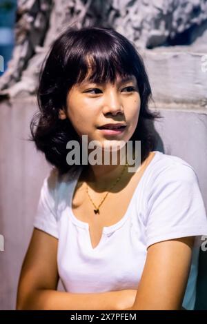 Ein hübsches junges philippinisches Mädchen steht vor der Kirche Santo Nino de Tondo im Tondo District, Manila, den Philippinen. Stockfoto