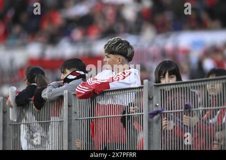 BUENOS AIRES, ARGENTINIEN - 18. MAI: Fans bei einem Spiel zwischen River Plate und Belgrano im Rahmen der Liga Profesional 2024 im Estadio Mas Monumental Anto Stockfoto