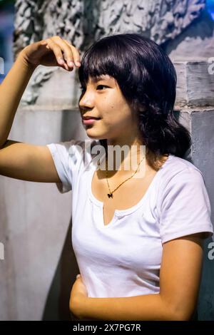 Ein hübsches junges philippinisches Mädchen steht vor der Kirche Santo Nino de Tondo im Tondo District, Manila, den Philippinen. Stockfoto