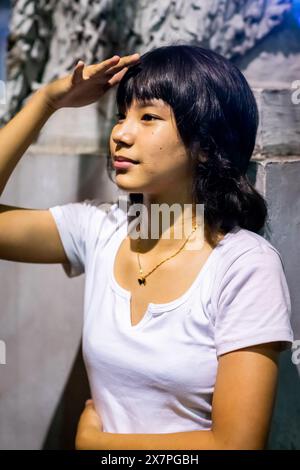 Ein hübsches junges philippinisches Mädchen steht vor der Kirche Santo Nino de Tondo im Tondo District, Manila, den Philippinen. Stockfoto