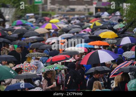 Dateifoto vom 05/24 von Besuchern, die während der RHS Chelsea Flower Show im Royal Hospital Chelsea in London Schutz vor dem Regen unter Regenschirmen suchten. Das Met Office hat auf die Möglichkeit von Überschwemmungen und Reiseunterbrechungen hingewiesen, da es gelbe Warnungen für Gewitter und Regen für einen Großteil von England, Wales und Nordirland ausgibt. Die gelben Gewitterwarnungen gelten für London und den Südosten von Mittag bis Mitternacht am Dienstag und für den Südwesten, Wales und Nordirland bis 21:00 Uhr. Ausgabedatum: Dienstag, 21. Mai 2024. Stockfoto