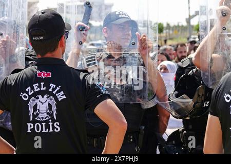 Demonstranten unter Polizeiblockade werden während des Protestes vor dem Diyarbakir-Gefängnis gesehen. Während des Protestes der „Kurdischen Friedensmütter“ und der Angehörigen der Gefangenen „Stimme der Freiheit geben“ vor dem Diyarbak-D-Typ-Gefängnis hinderte die Polizei Medienmitglieder daran, Fotos und Filme zu machen, indem sie ihre Schilde in die Luft hob. Deshalb hielten die Demonstranten eine Weile einen Sit-in-Protest ab. Sie gaben dann eine Erklärung ab, in der sie auf die Unterdrückung in Gefängnissen in der Türkei aufmerksam machten und unter Polizeikontrolle zerstreuten. Vertreter der Partei für Gleichstellung und Demokratie (dem), Demokratische Regionen Stockfoto