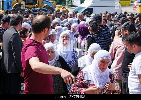 Aktivistinnen des Kurdischen Friedens werden nach der Demonstration gesehen, wie sie die Polizeiblockade verlassen. Während des Protestes der „Kurdischen Friedensmütter“ und der Angehörigen der Gefangenen „Stimme der Freiheit geben“ vor dem Diyarbak-D-Typ-Gefängnis hinderte die Polizei Medienmitglieder daran, Fotos und Filme zu machen, indem sie ihre Schilde in die Luft hob. Deshalb hielten die Demonstranten eine Weile einen Sit-in-Protest ab. Sie gaben dann eine Erklärung ab, in der sie auf die Unterdrückung in Gefängnissen in der Türkei aufmerksam machten und unter Polizeikontrolle zerstreuten. Vertreter der Partei für Gleichstellung und Demokratie (dem), Demokratische Region Stockfoto