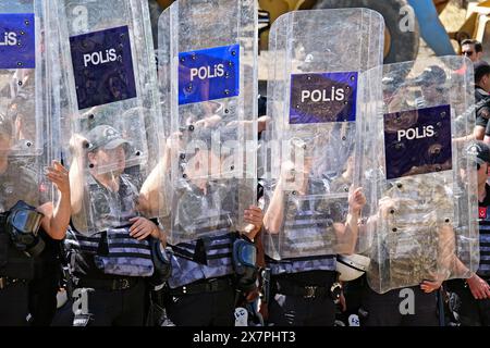 Polizeibeamte halten ihre Schilde, um Medienmitglieder daran zu hindern, während des Protestes der Kurdischen Friedensmütter vor dem Diyarbakir-Gefängnis Fotos und Filme zu machen. Während des Protestes der „Kurdischen Friedensmütter“ und der Angehörigen der Gefangenen „Stimme der Freiheit geben“ vor dem Diyarbak-D-Typ-Gefängnis hinderte die Polizei Medienmitglieder daran, Fotos und Filme zu machen, indem sie ihre Schilde in die Luft hob. Deshalb hielten die Demonstranten eine Weile einen Sit-in-Protest ab. Sie gaben dann eine Erklärung ab, in der sie auf die Unterdrückung in Gefängnissen in der Türkei aufmerksam machten und unter Polizeikontrolle zerstreuten. Vertreter der Stockfoto