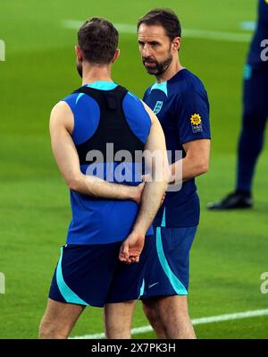 Aktenfoto vom 11/22 von Jordan Henderson aus England mit Manager Gareth Southgate. Marcus Rashford wird ein hochkarätiger Abgeordneter von Gareth Southgate' vorläufigem Euro-2024-Team sein, wie die Nachrichtenagentur der PA versteht. Berichte deuten darauf hin, dass der ehemalige Liverpool-Kapitän Jordan Henderson, der derzeit in Ajax ist, bei dieser Gelegenheit ebenfalls ausgelassen wurde. Ausgabedatum: Dienstag, 21. Mai 2024. Stockfoto