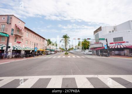 Miami, FL, USA - 21. Mai 2024: Miami Beach Washington Avenue. Blick auf La Mulata Cameo Espanola Way Restaurants und Pubs Stockfoto