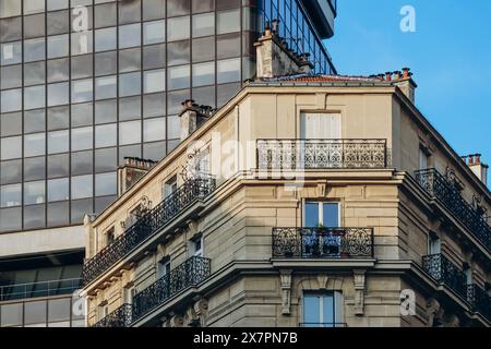 Altes Wohnhaus und Universität Paris 1 Panthéon-Sorbonne an der Straße Tolbiac im 13. Bezirk von Paris Stockfoto