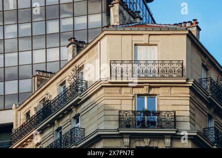 Altes Wohnhaus und Universität Paris 1 Panthéon-Sorbonne an der Straße Tolbiac im 13. Bezirk von Paris Stockfoto