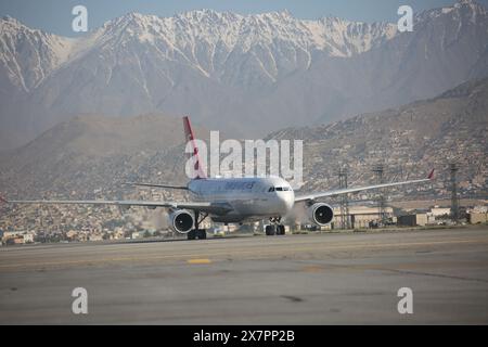 Kabul, Afghanistan. Mai 2024. Ein Flugzeug der Turkish Airlines aus Istanbul von T¨¹rkiye landet am 21. Mai 2024 auf dem Flughafen Kabul in Kabul, der Hauptstadt Afghanistans. Am Dienstagmorgen traf ein Flugzeug der Turkish Airlines auf dem Flughafen Kabul ein, als die nationale Fluggesellschaft von T¨¹rkiye nach fast drei Jahren der Aussetzung ihre Flüge nach Afghanistan wieder aufgenommen hatte. Quelle: Saifurahman Safi/Xinhua/Alamy Live News Stockfoto