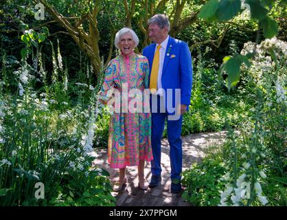 Gartendesigner und Journalist, Alan Titchmarsh mit Dame Mary Berry, englischer Essensautorin, Koch, Bäckerin und Fernsehmoderatorin. Stockfoto