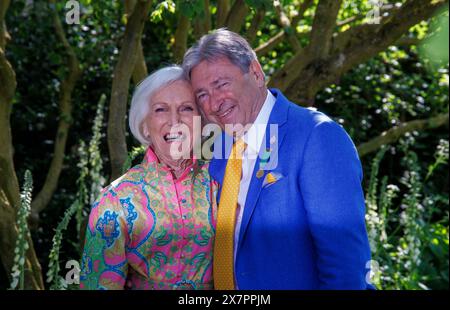 Gartendesigner und Journalist, Alan Titchmarsh mit Dame Mary Berry, englischer Essensautorin, Koch, Bäckerin und Fernsehmoderatorin. Stockfoto