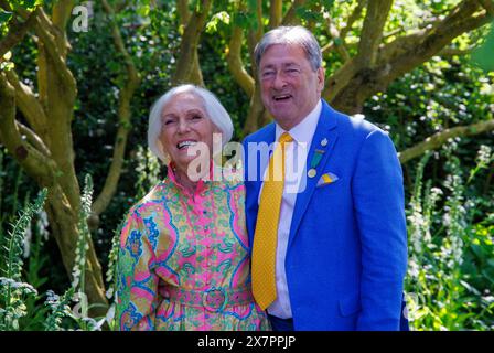 Gartendesigner und Journalist, Alan Titchmarsh mit Dame Mary Berry, englischer Essensautorin, Koch, Bäckerin und Fernsehmoderatorin. Stockfoto