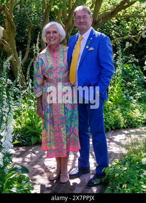 Gartendesigner und Journalist, Alan Titchmarsh mit Dame Mary Berry, englischer Essensautorin, Koch, Bäckerin und Fernsehmoderatorin. Stockfoto