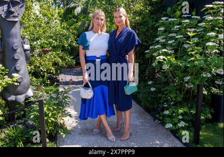 Lady Amelia Spencer (L) und ihre Zwillingsschwester Lady Eliza Spencer (R) tragen Boodles Schmuck im Boodles National Gallery Garden auf der RHS Chelsea. Stockfoto