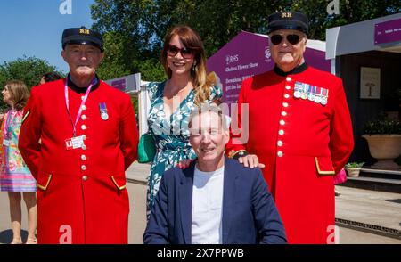 Frank Gardner, BBC-Sicherheitskorrespondent und Journalist und Autor, zusammen mit seiner Freundin, BBC-Wetterreporterin Elizabeth Rizzini. Stockfoto