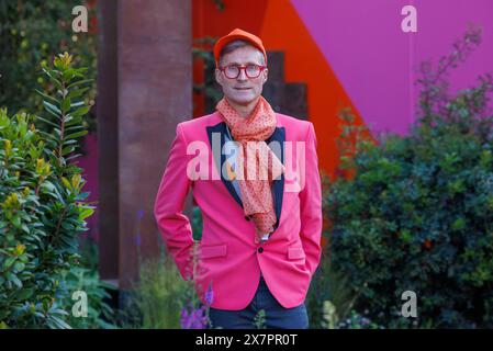 Darryl Moore at the Feature Garden, RHS Chelsea, entworfen von Cityscapes (Darryl Moore mit Toby Magee). Im Garten werden recycelte Materialien verwendet. Stockfoto