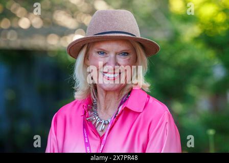 Anneka Rice, in Walisisch geborene Fernseh- und Radiomoderatorin, Journalistin und Malerin bei der RHS Chelsea Flower Show. Stockfoto