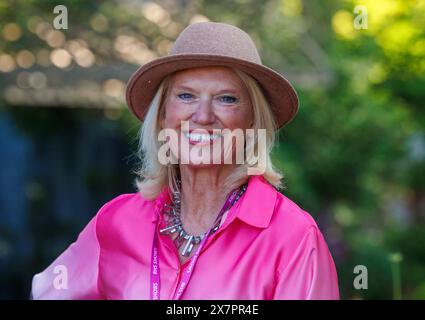 Anneka Rice, in Walisisch geborene Fernseh- und Radiomoderatorin, Journalistin und Malerin bei der RHS Chelsea Flower Show. Stockfoto