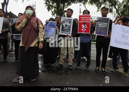 Medan Selayangh, Nord-Sumatra, Indonesien. Mai 2024. Eine Journalistin in Medan hielt mit einem Mikrofon eine Rede, in der sie die Arbeit der Regierung zur Legalisierung kritisierte, Journalisten die Durchführung von Ermittlungen verbot und 26 Jahre des "Kampfes für Reformen" seit Mai letzten Jahres gedachte. Unruhen im Jahr 1998. Quelle: ZUMA Press, Inc./Alamy Live News Stockfoto