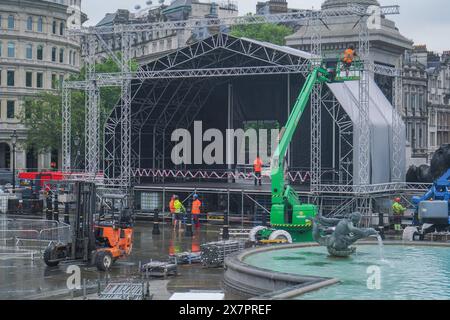 London, Großbritannien. 21. Mai 2024. Auf dem Trafalgar Square wird ein fanzone mit einer großen Bühne für das bevorstehende Turnier der UEFA-Fußball-Europameisterschaft vorbereitet . Am 14 . Juni nehmen 24 qualifizierte Länder am Gastland Deutschland Teil . Quelle: amer Gazzal/Alamy Live News Stockfoto