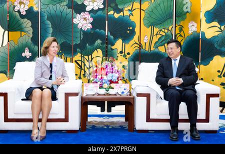Peking, China. Mai 2024. Der Präsident der Nachrichtenagentur Xinhua, Fu Hua, trifft sich am 21. Mai 2024 in Peking, der Hauptstadt Chinas, mit der britischen Botschafterin in China, Caroline Wilson. Quelle: Huang Jingwen/Xinhua/Alamy Live News Stockfoto