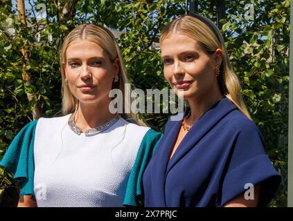 Lady Amelia Spencer (L) und ihre Zwillingsschwester Lady Eliza Spencer (R) tragen Boodles Schmuck im Boodles National Gallery Garden auf der RHS Chelsea. Stockfoto