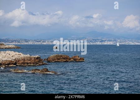 Blick auf Antibes vom gleichnamigen kap an der französischen Riviera Stockfoto